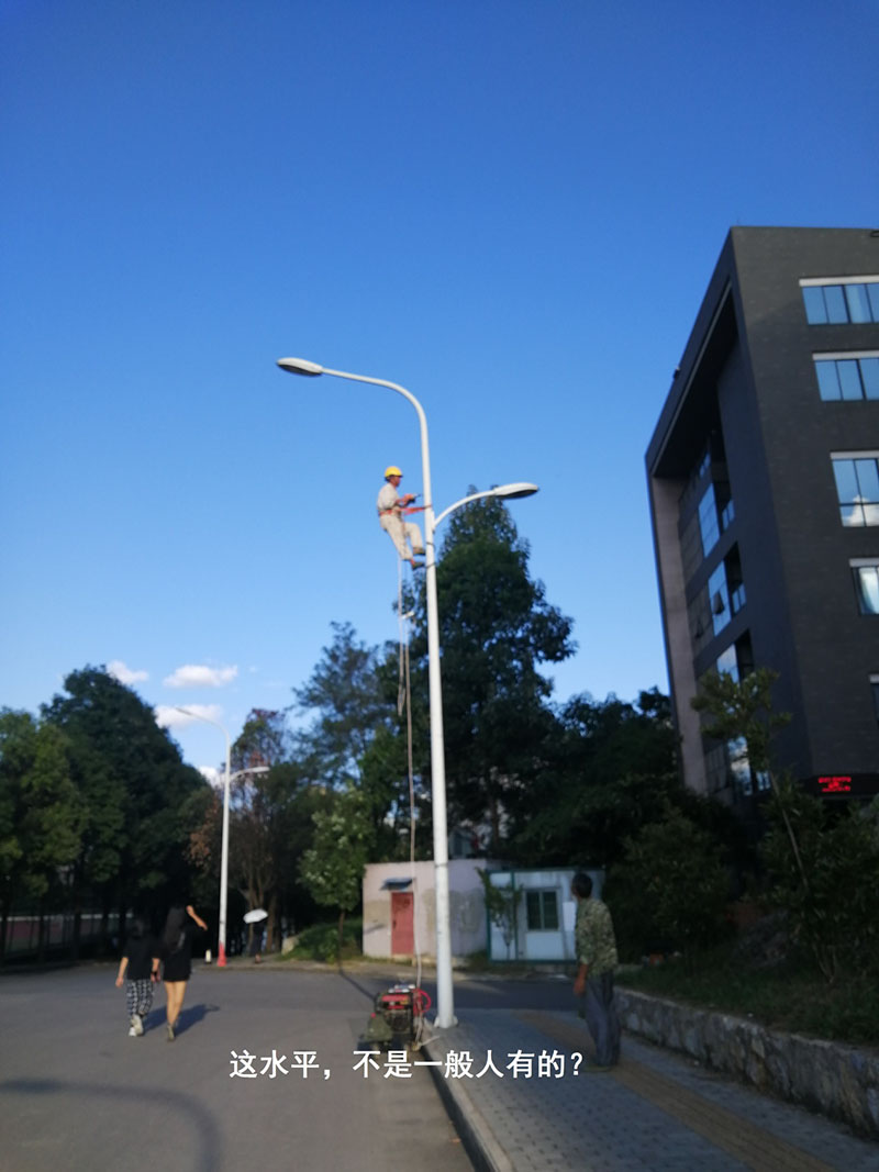 貴州某高校為本校區(qū)內(nèi)600多盞路燈更換LED燈頭及加裝太陽能LORA調(diào)光控制模塊，達(dá)到了節(jié)能和智能控制的目的。(圖8)