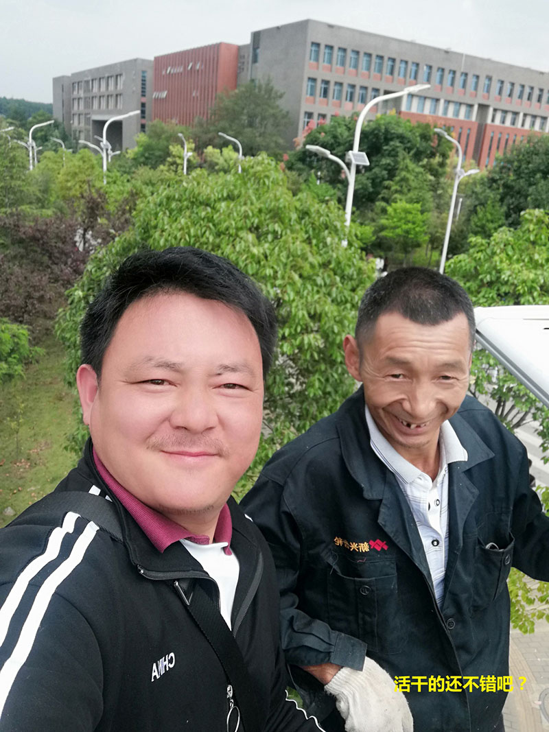 貴州某高校為本校區(qū)內(nèi)600多盞路燈更換LED燈頭及加裝太陽能LORA調(diào)光控制模塊，達(dá)到了節(jié)能和智能控制的目的。(圖10)